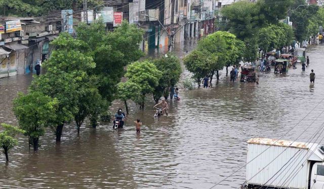 Pakistan’ın Lahor şehrinde 44 yılın yağış rekoru: 6 ölü