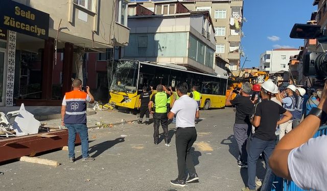 Pendik’te bina kolonuna çarpan İETT otobüsü kaza yerinden kaldırıldı