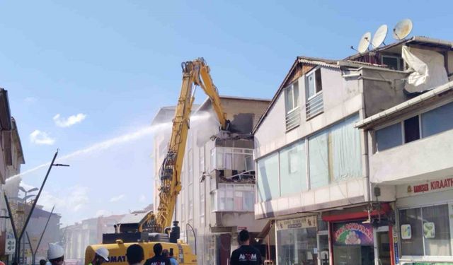 Pendik’te İETT otobüsünün çarptığı 4 katlı bina yıkılıyor