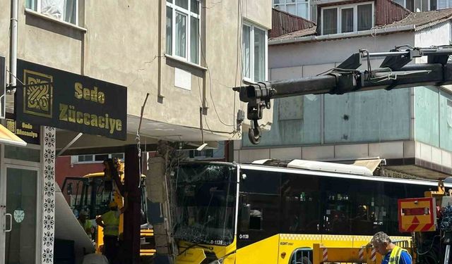 Pendik’te İETT otobüsünün çarptığı binada güçlendirme çalışmaları devam ediyor