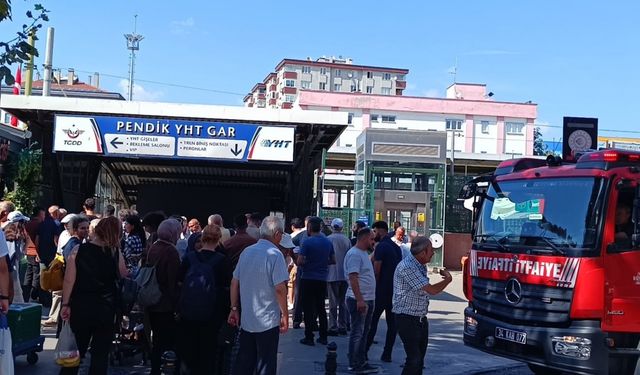 Pendik’te Marmaray durağında yangın çıktı, alt geçit önünde kalabalık oluştu