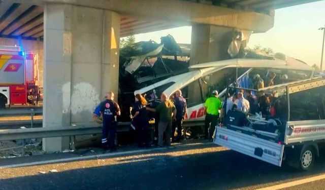 Polatlı’da otobüs köprüye saplandı: Çok sayıda ölü ve yaralı var