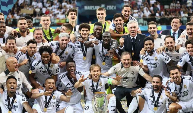 Real Madrid ve Ancelotti, Süper Kupa tarihine geçti