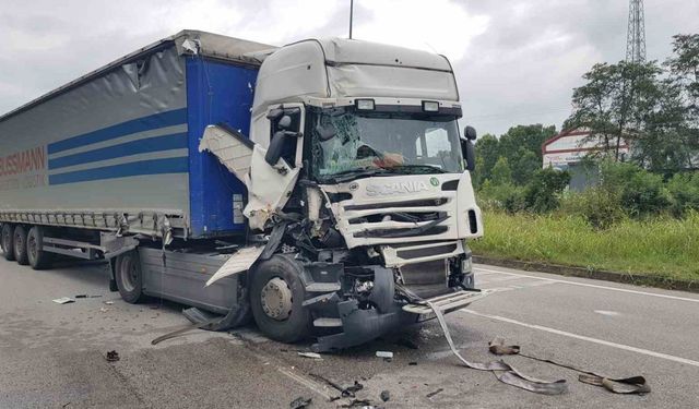 Samsun’da ışıkta duran tıra arkadan çarptı