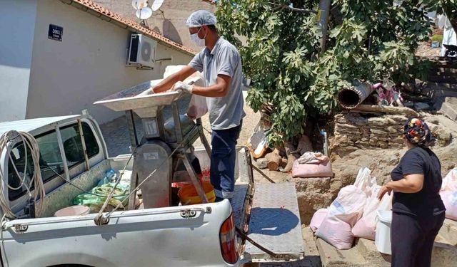 Selçuk’ta salçalar ailece hazırlanıyor, belediye makine ile destek oluyor