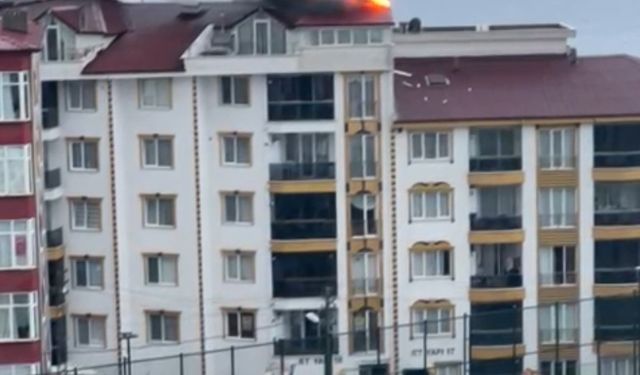 Sinop’ta bir apartmanın çatı katına yıldırım düştü