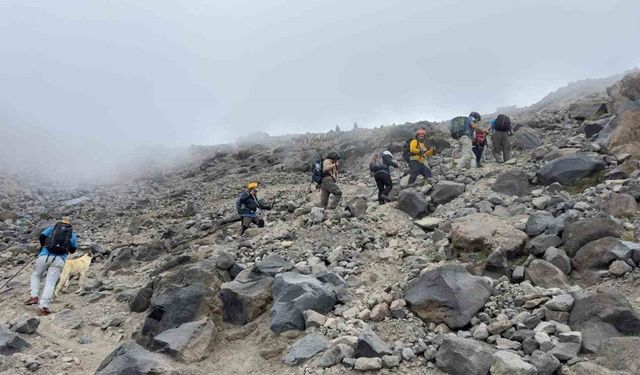 Sivaslı dağcılar Ağustos ayında 5 bin 137 metrede tipiye yakalandı