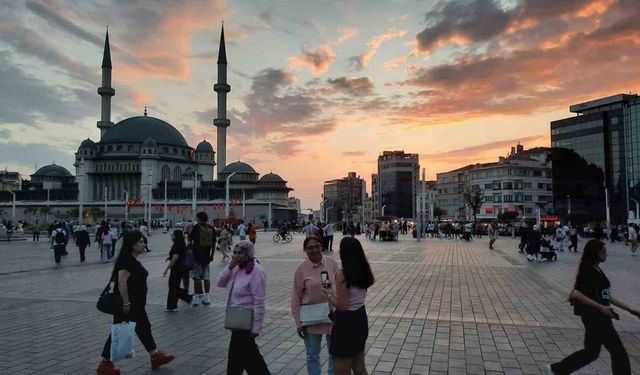 Taksim’de kartpostallık gün batımı manzarası