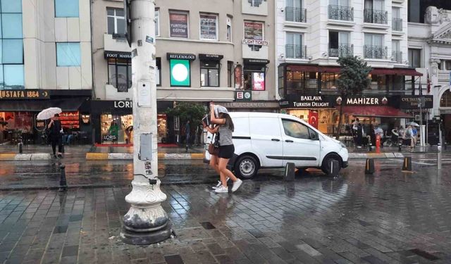 Taksim’de sağanak yağış etkili oldu