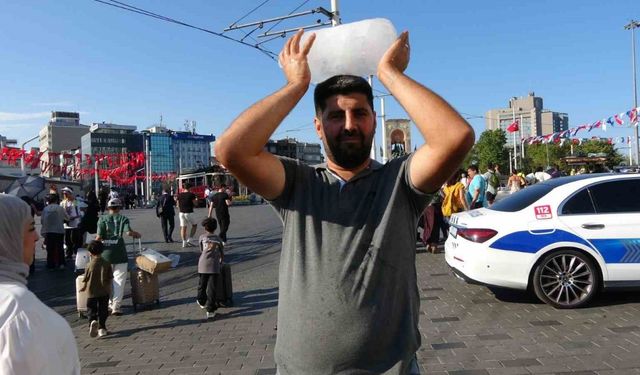 Taksim’de sıcaktan bunalan simit satıcısı buz kalıbıyla serinledi