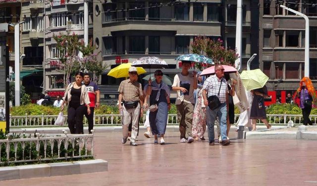 Taksim’de yerli ve yabancı turistlerin sıcak ile imtihanı