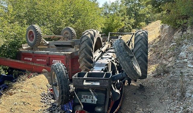 Tarla dönüşü traktör devrildi: 1’i ağır 6 yaralı