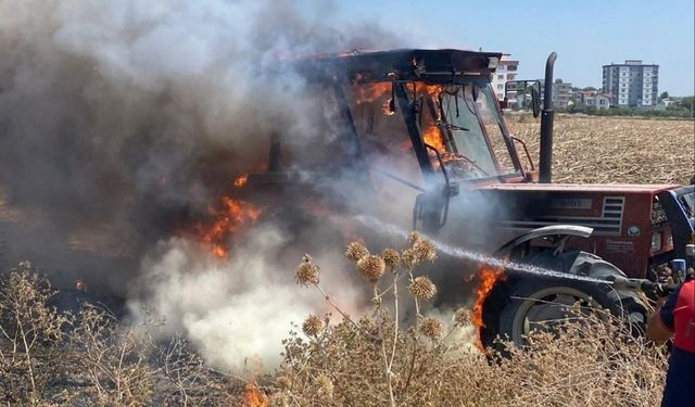 Tarlada çalışan traktör alev alev yandı