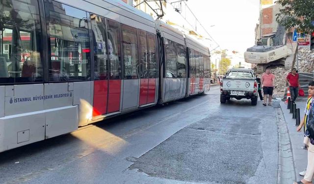 Tehlikeli bina yıkımına rağmen İBB’nin tramvay seferleri devam etti