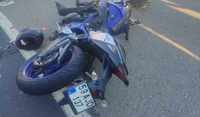 Tekirdağ’da motosiklet otomobile çarptı: 2 yaralı