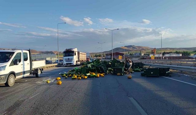 Tır viraja hızlı girdi: Yola savrulan tonlarca kavun kara yolunu kapattı