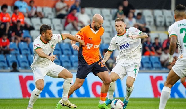 Trendyol Süper Lig: RAMS Başakşehir: 1 - Corendon Alanyaspor: 2 (İlk yarı)