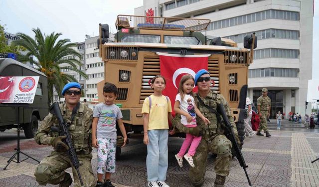 TSK personeline ve kullandığı araçlara vatandaşlardan yoğun ilgi