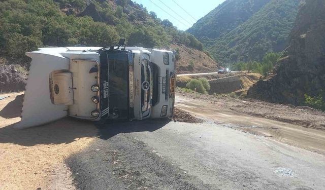 Tunceli’de, buğday yüklü tır devrildi