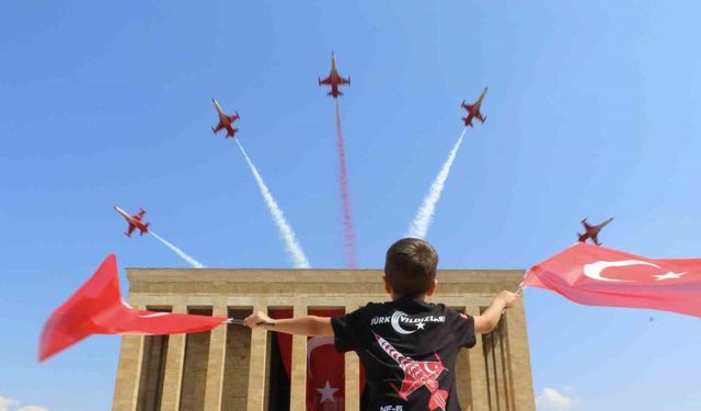 Türk Yıldızları’ndan 30 Ağustos’a özel Anıtkabir saygı uçuşu