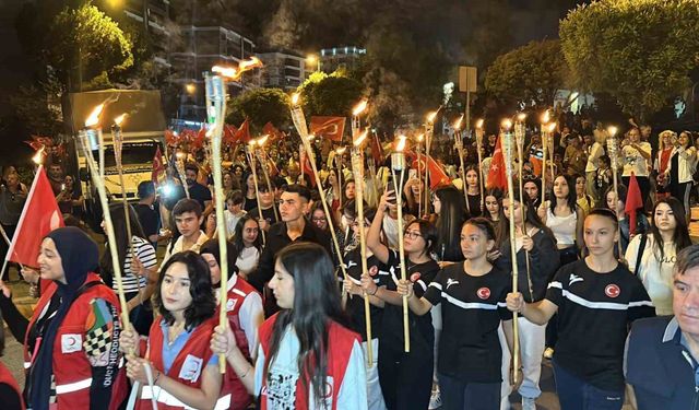 Uşak’ta Zafer Bayramı coşkusu fener alayı ile sürdü