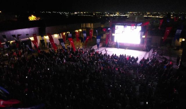 Üsküdar’da A Milli Voleybol yarı final maçının heyecanı dev ekranda yaşandı