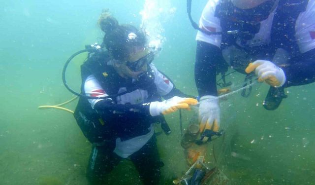 Üsküdar’da dalgıçlar tarafından su altı temizliği yapıldı