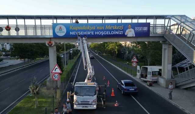 Üst geçitteki yazı tekrar asıldı