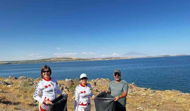 Vangölü Aktivistleri Derneği üyeleri Tatvan sahilinde çöp topladı