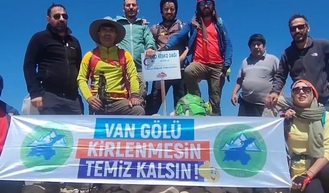 Vanlı 12 doğasever Reşko Zirvesi’ne tırmandı: “Van Gölü temiz kalsın kirlenmesin” pankartı açtılar