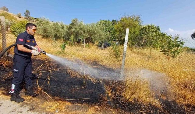 Yangın, itfaiyenin hızlı müdahalesiyle bahçeye sıçramadan söndürüldü