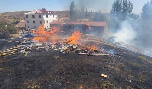 Yangında bin 500 saman balyası kullanılamaz hale geldi