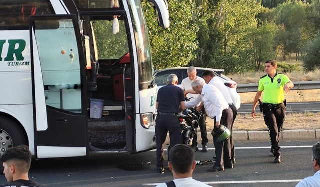 Yolcu otobüsüyle çarpışan motosikletteki şahıs hastanede vefat etti