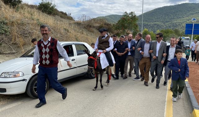 Sakarya'da arkadaşları damadı düğün salonuna eşekle götürdü