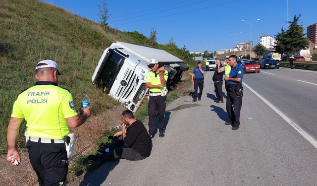 Polis, devrilen tırın sürücüsünü su ikram ederek teselli etti