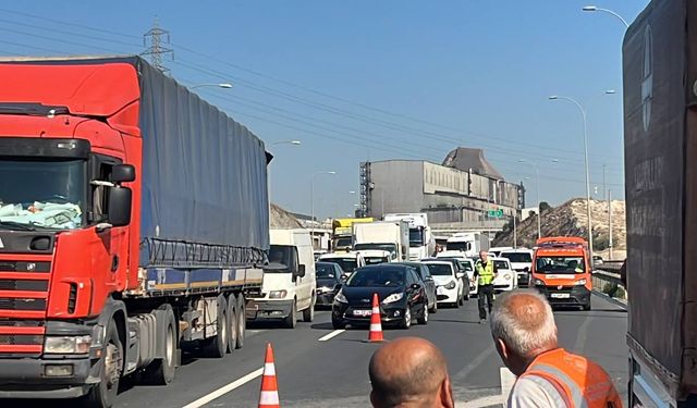 Anadolu Otoyolu'nda bariyere çarpan otomobilin sürücüsü yaralandı