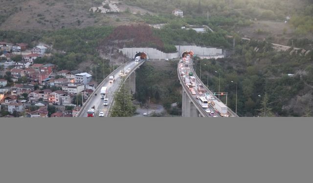 Anadolu Otoyolu'nun Kocaeli kesiminde 3 tırın karıştığı zincirleme trafik kazası ulaşımı aksattı