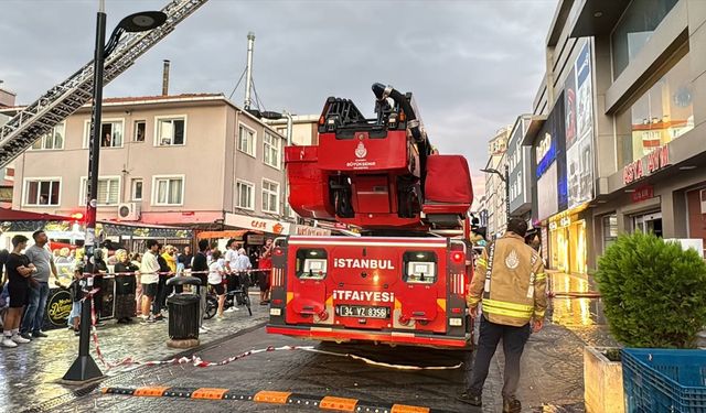 Ataşehir’de iş merkezinin çatı katında çıkan yangın söndürüldü