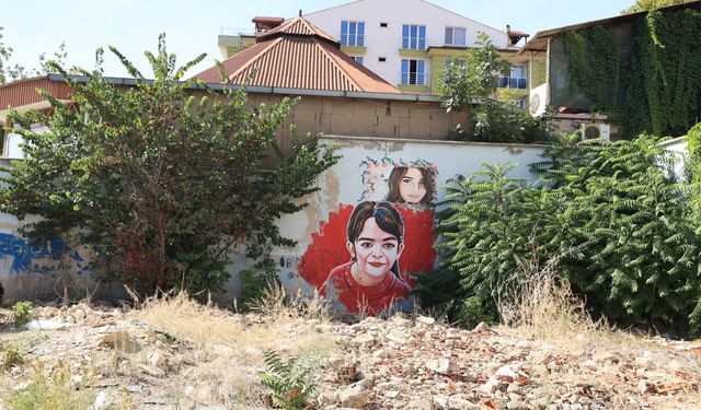 Azerbaycanlı ressam Diyarbakır'da ölü bulunan Narin Güran'ın portresini resmetti