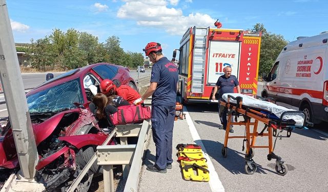 Balıkesir'de aydınlatma direğine çarpan otomobilin sürücüsü öldü, yanındaki 2 kişi yaralandı