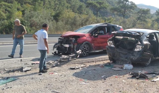 Balıkesir'de bir otomobilin park halindeki araçlara çarpması sonucu 7 kişi yaralandı