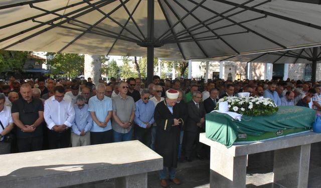 Balıkesirli fotoğraf sanatçısı Ahmet Esmer'in cenazesi toprağa verildi