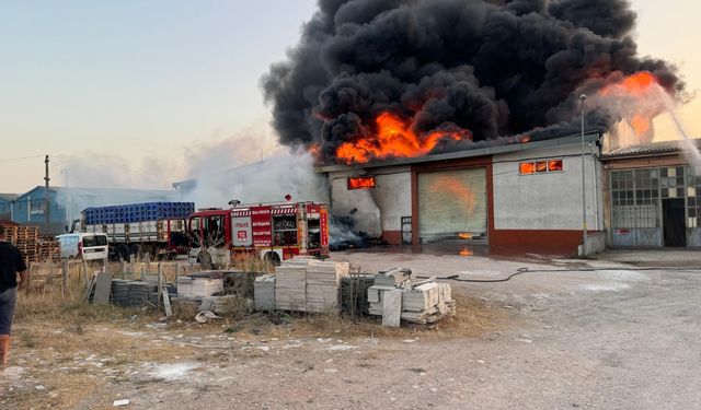 Bandırma'da sanayi sitesindeki strafor imalathanesinin deposunda çıkan yangın söndürüldü