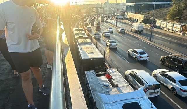 Beylikdüzü-Söğütlüçeşme seferini yapan metrobüsün lastiği patladı