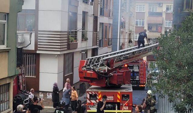 Beyoğlu'nda 3 katlı binada çıkan yangın söndürüldü