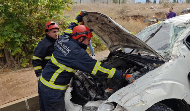 Bilecik'te devrilen araçtaki 4 kişi yaralandı