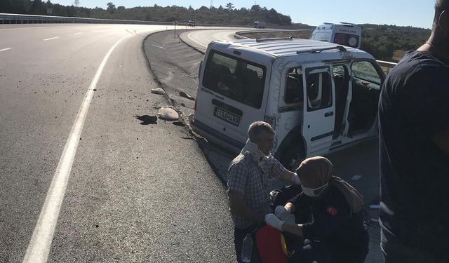 Bilecik'te seyir halinde lastiği patlayan araçtaki 4 kişi yaralandı