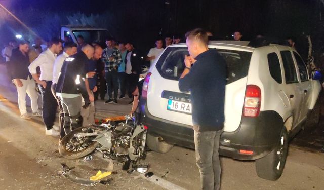 Bursa'da dönüş yapan otomobile çarpan motosikletteki 2 kardeş yaralandı