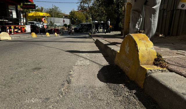 Bursa'da esnaf, yayaların düşmesine neden olan asfalttaki bozukluğun giderilmesini istedi