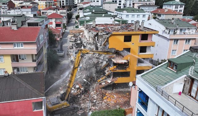 Büyükçekmece'de yıkımına başlanan riskli binanın betonundan deniz kabukları çıktı